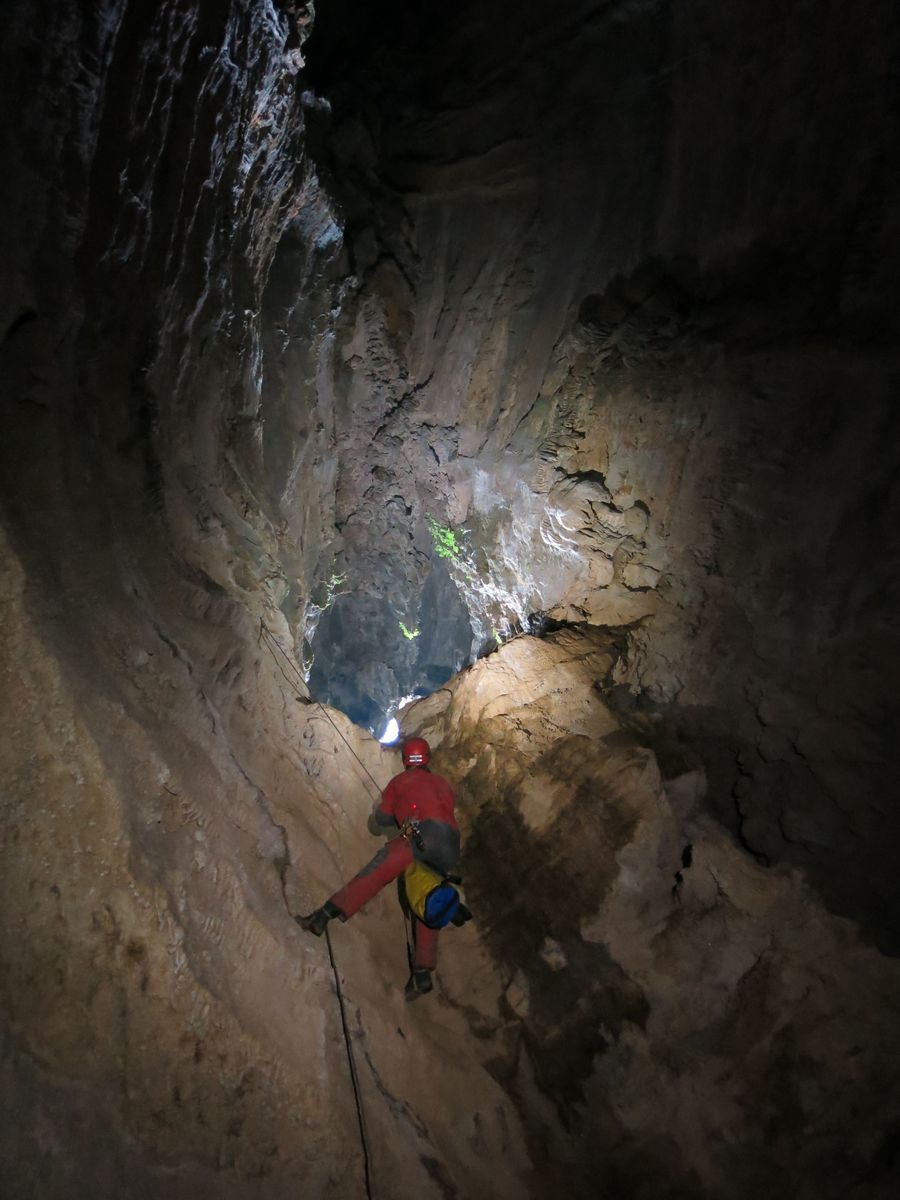 Zjazd studnią P166 do Hetao Wan Shujing, Wulong